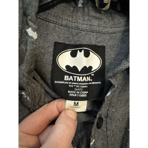 Batman Mens Gray Bat Symbol Short Sleeve Button-Down Shirt Medium - Picture 2 of 6